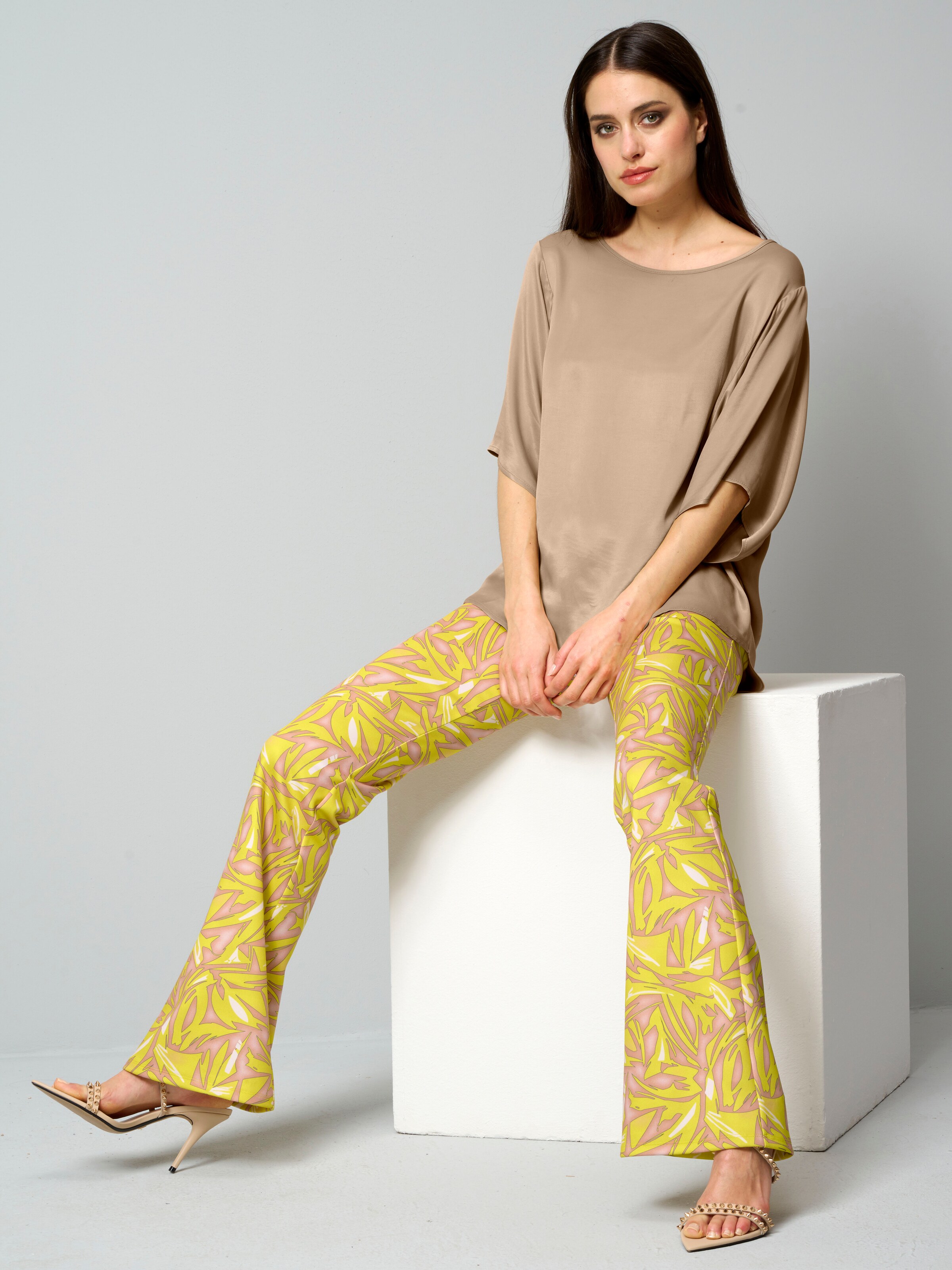 Hose mit grafischem Print 5