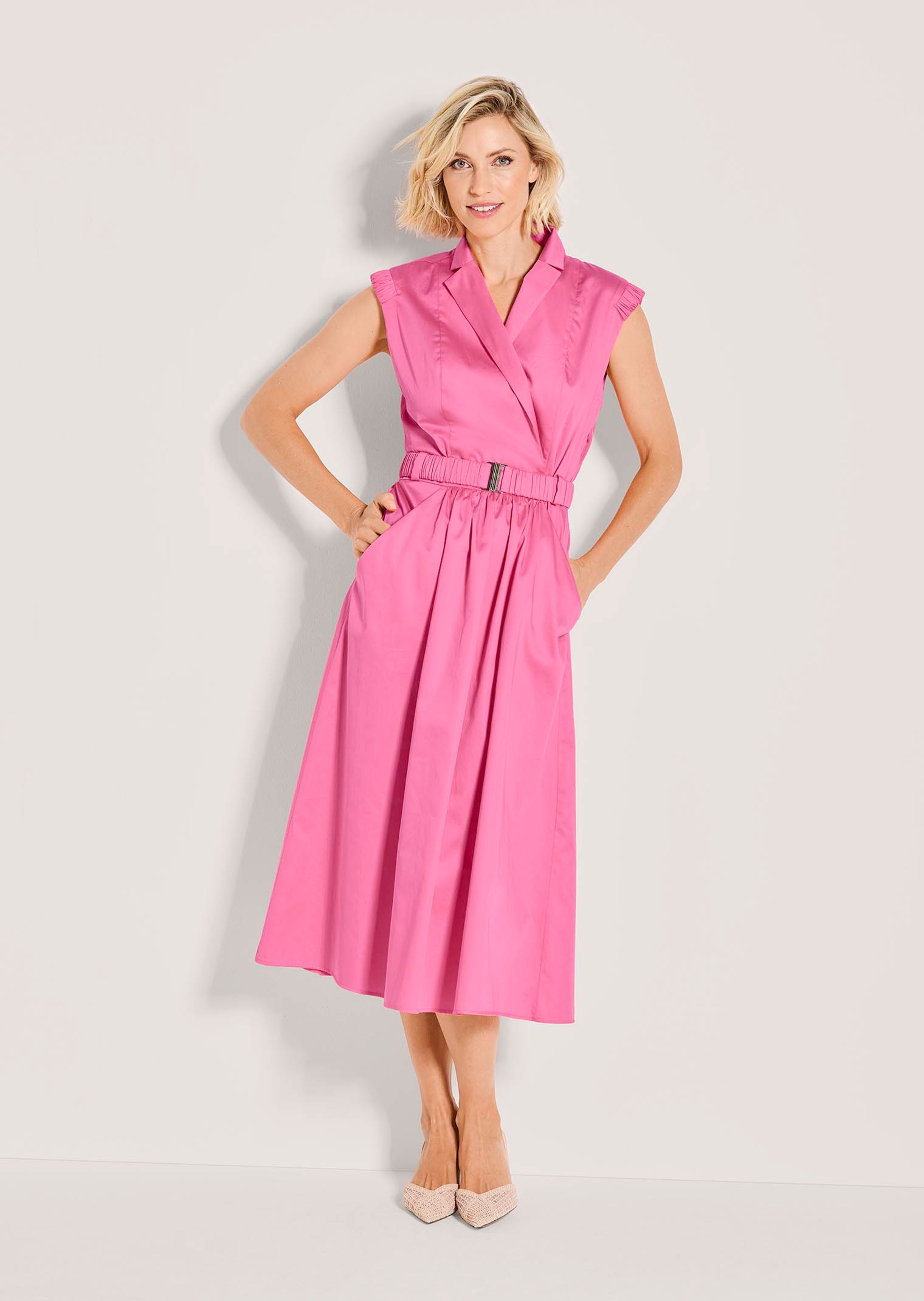 Ärmelloses Sommerkleid mit Raffungen