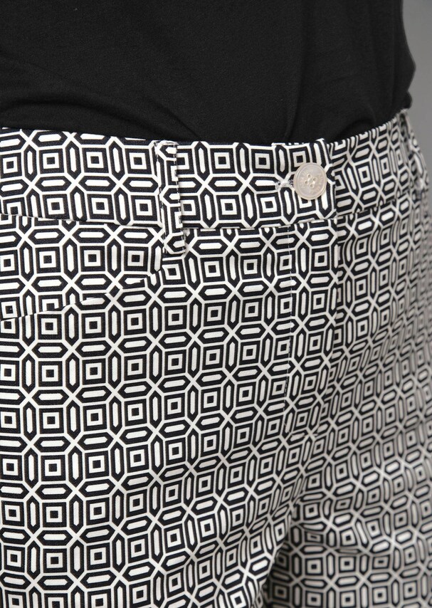 Hose mit grafischem Dessin 6