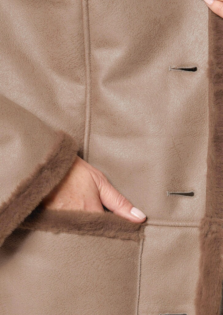 Kuschelige Longjacke in Lederoptik