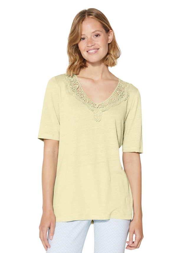 Short-sleeved linen shirt with a fine lace accent