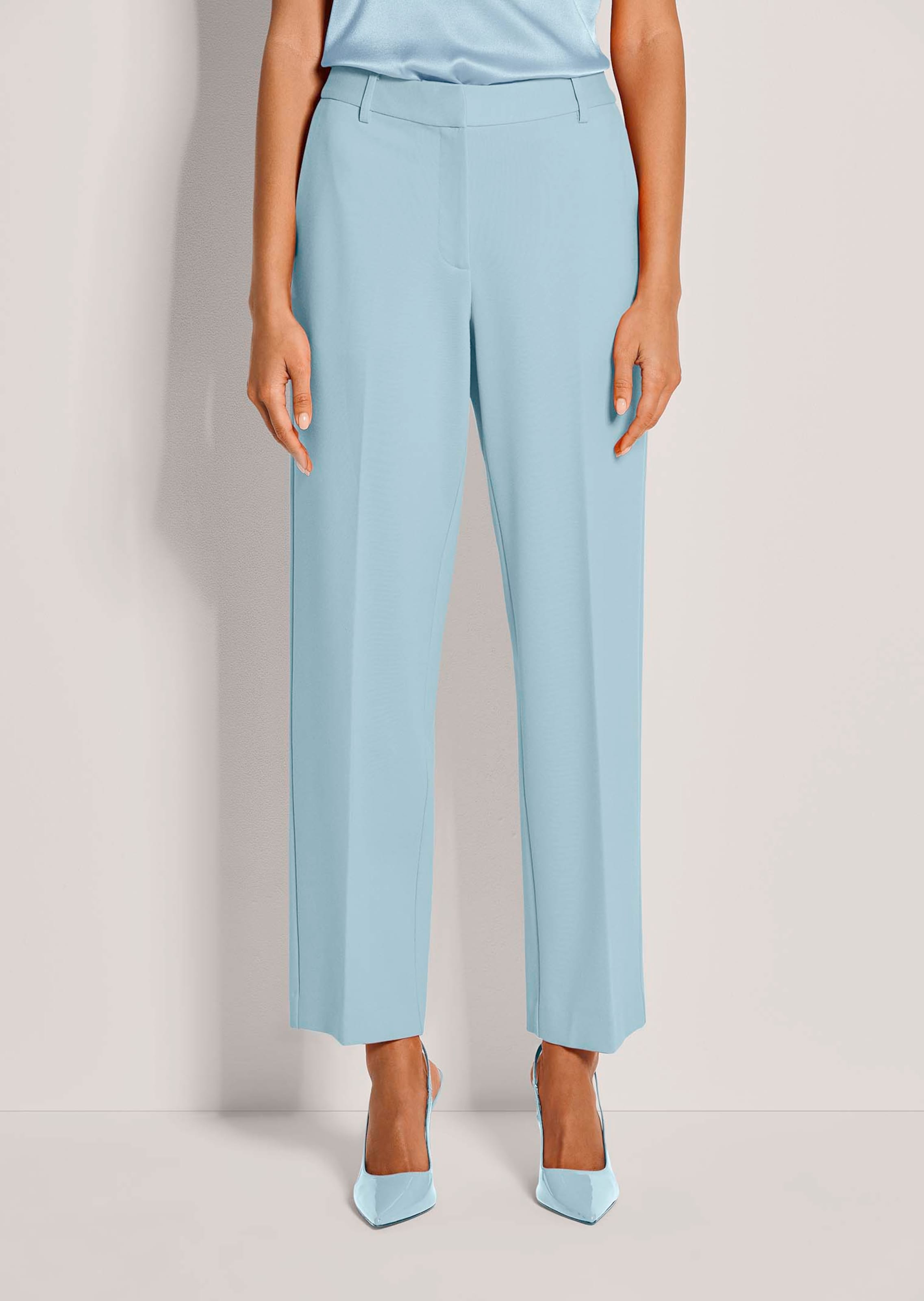Boven de enkels vallende jersey broek met gestreken vouwen