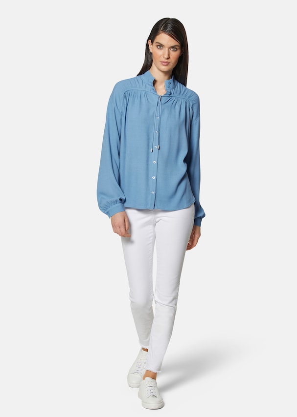 Stand-up collar blouse with a sophisticated extra 1