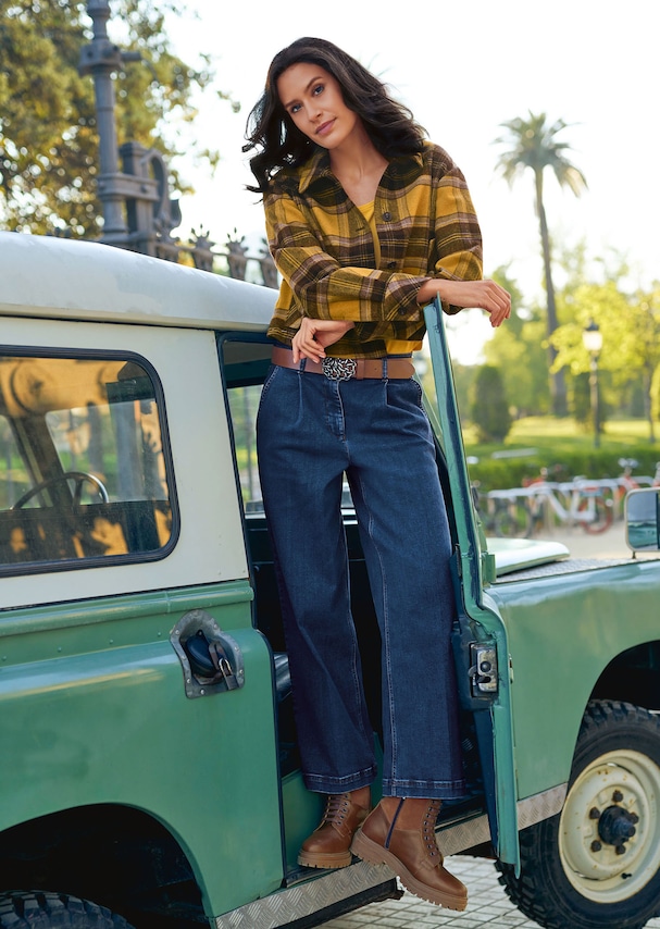 Sustainable wide-leg jeans with pleats