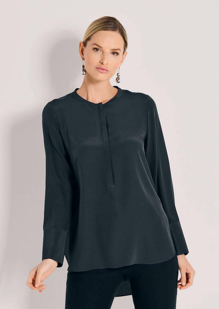 Lange Seidenbluse in kragenloser Form