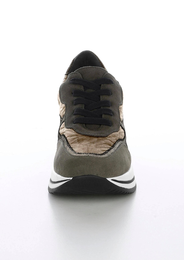 Sneaker mit modernem Materialmix 2