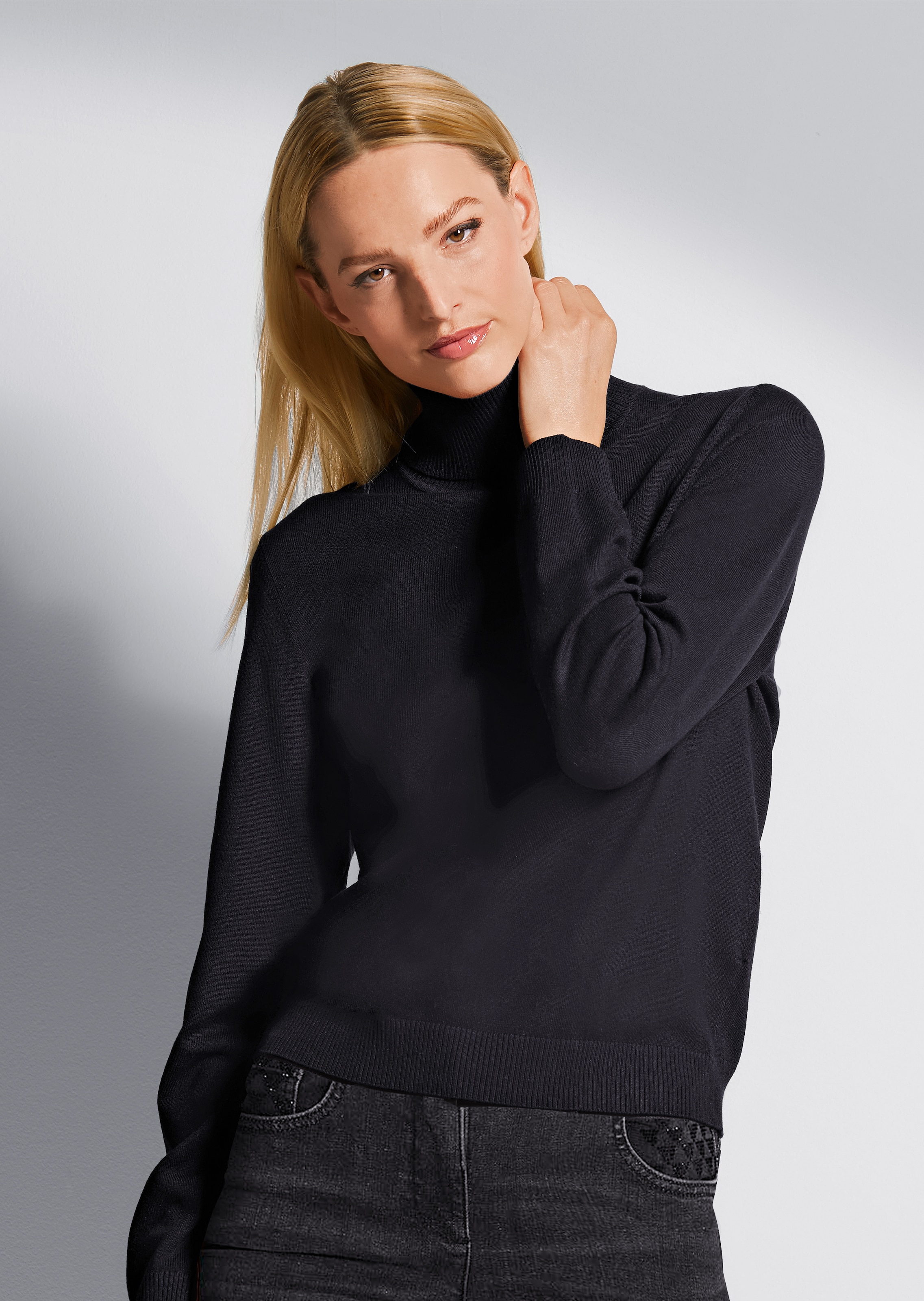 Figurnaher Feinstrickpullover