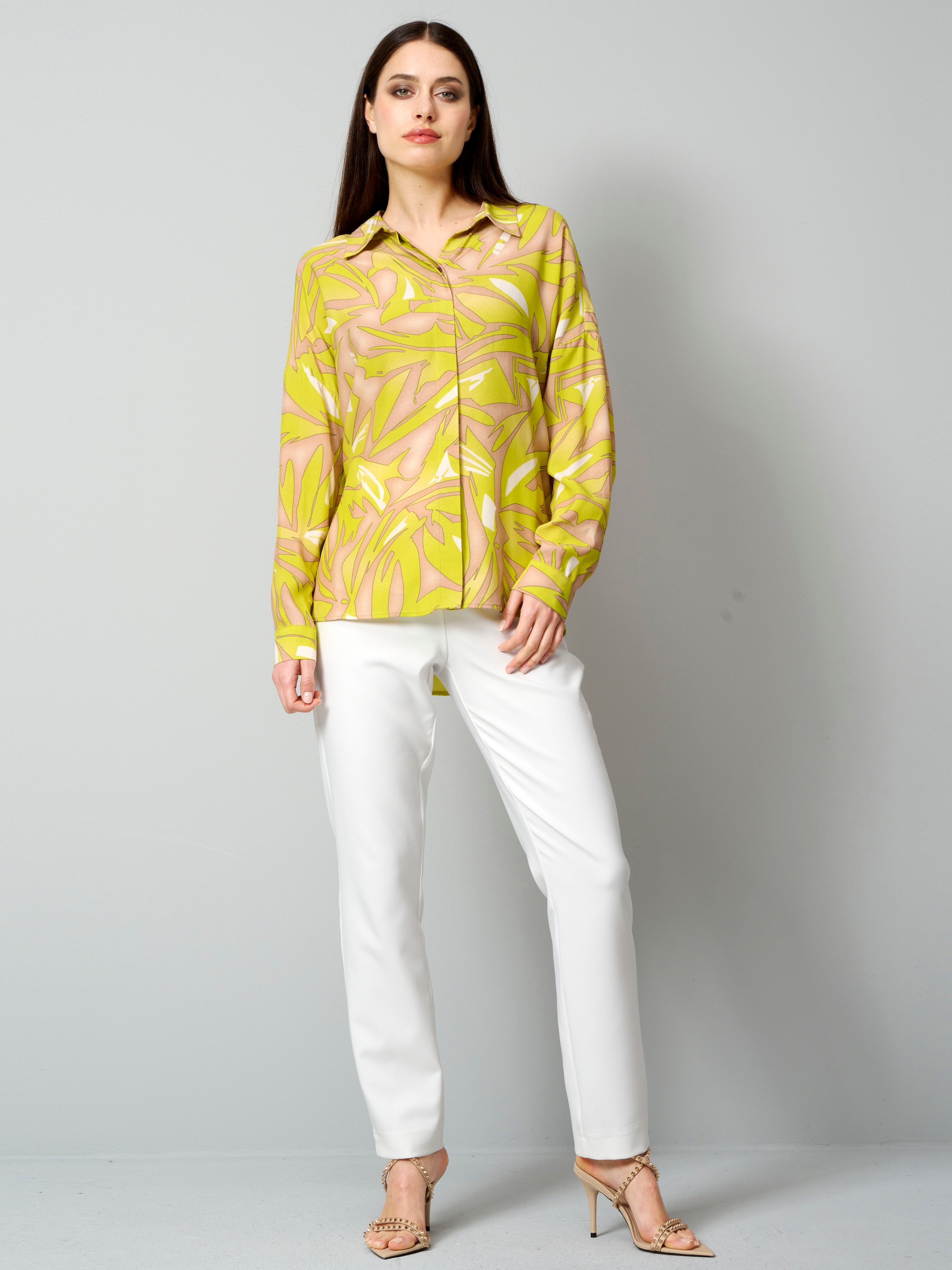 Druckbluse in grafischem Dessin