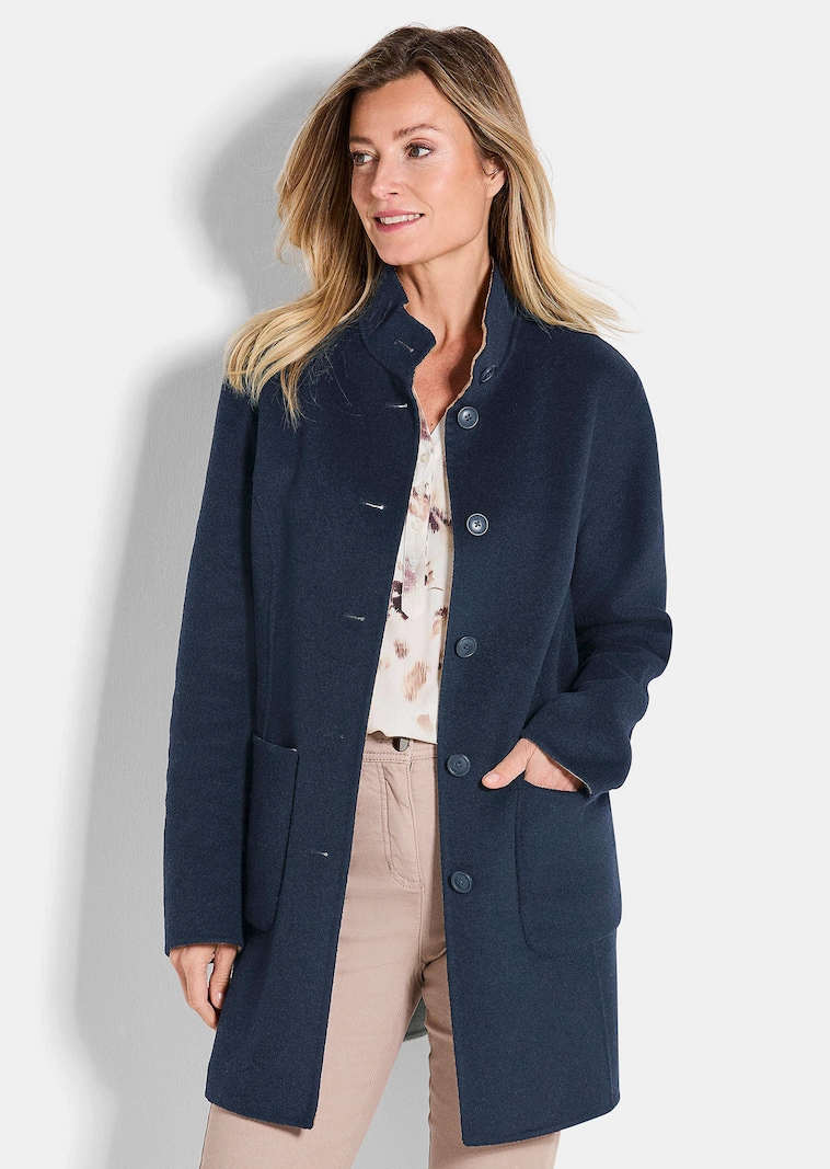 Hochwertiger Wendemantel mit aufwendiger Kantenverarbeitung