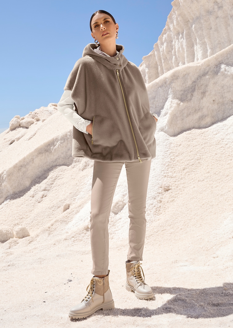 Webpelz-Poncho mit Kapuze