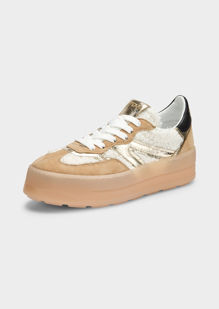 Sneaker mit Metallic- und Teddyfell-Elementen