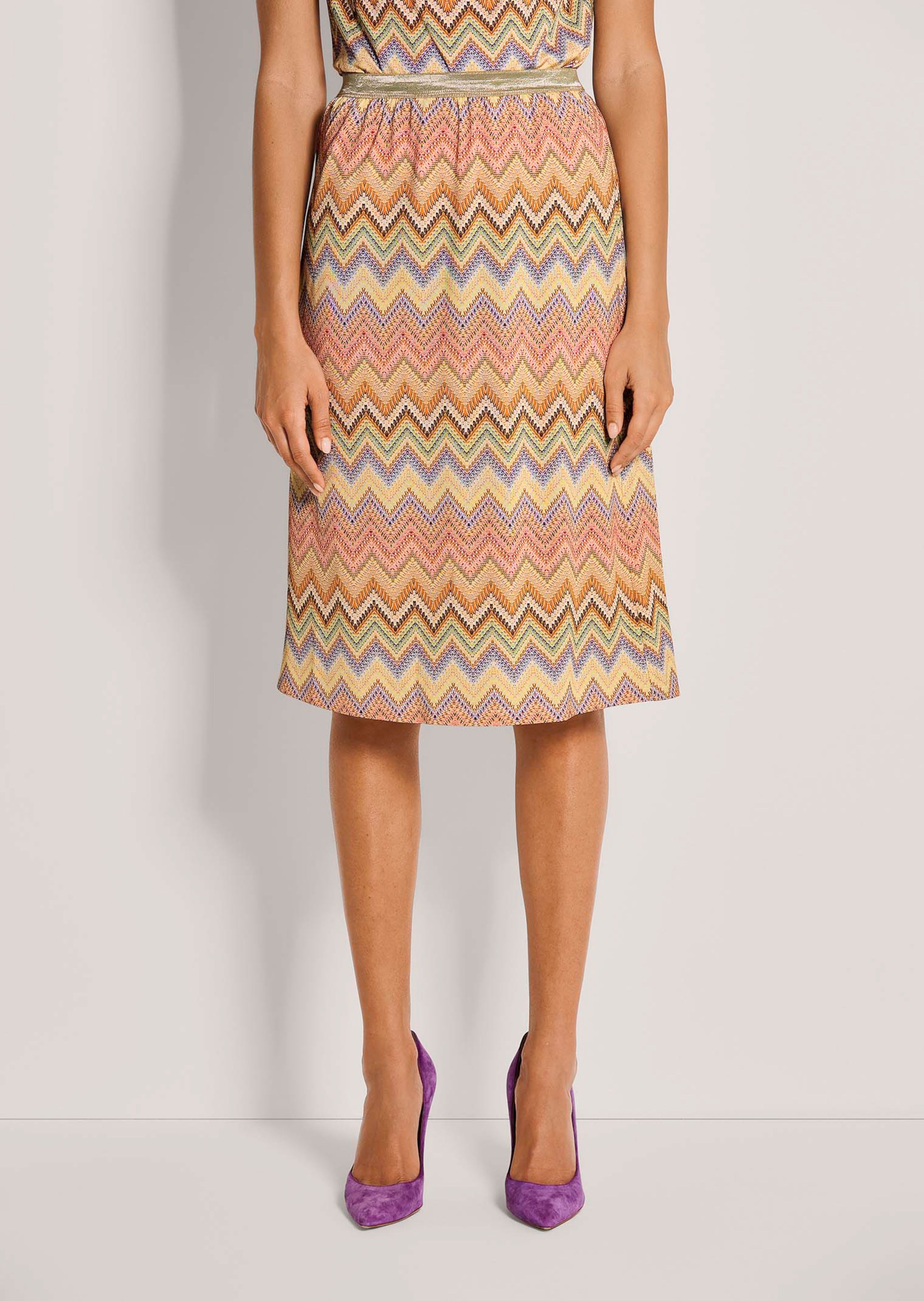 Rock mit Zickzackprint und elastischem Bun