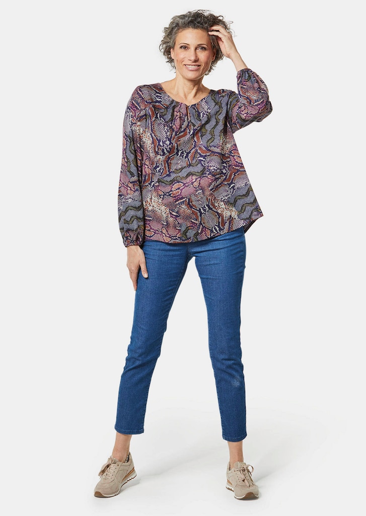 Druckbluse mit raffinierter Ausschnittlösung