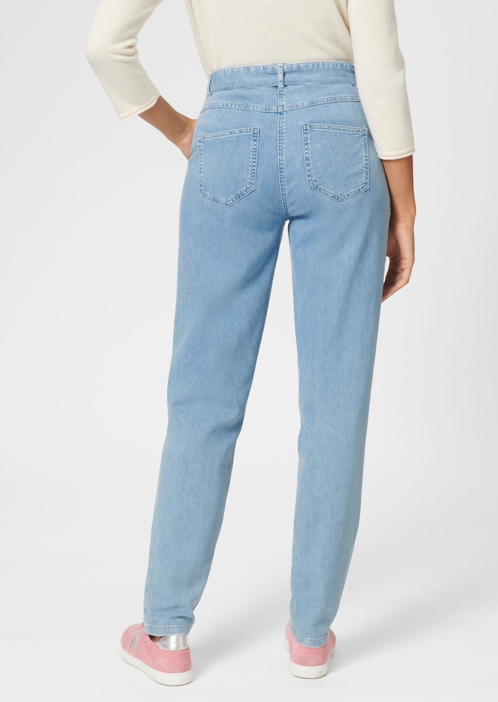 Carrot shape jeans with front pleats 2