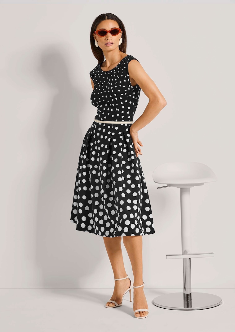 Polka dot dress in black / white | MADELEINE Fashion Polka dot dress in black / white | MADELEINE Fashion
