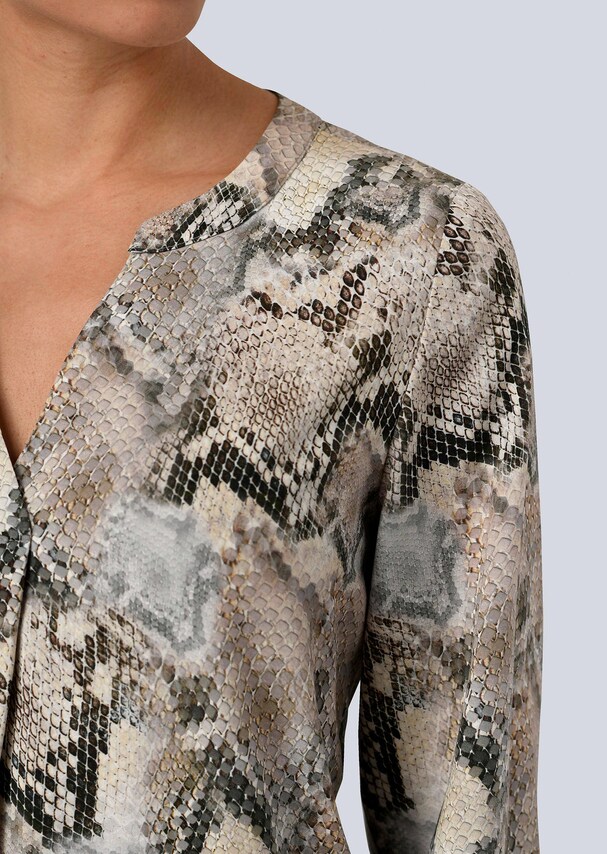 Bluse im Allover Animal Print