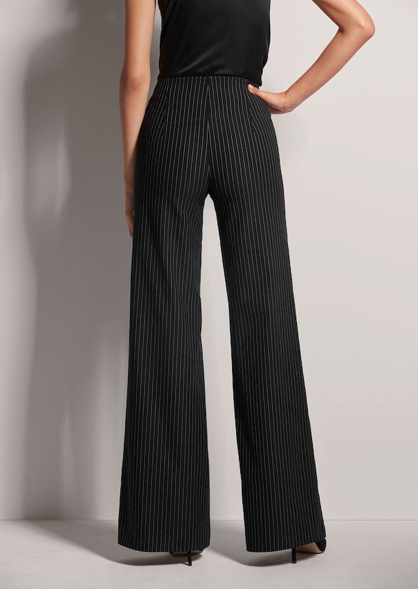 Schlupfhose in ausgestellter Form 2