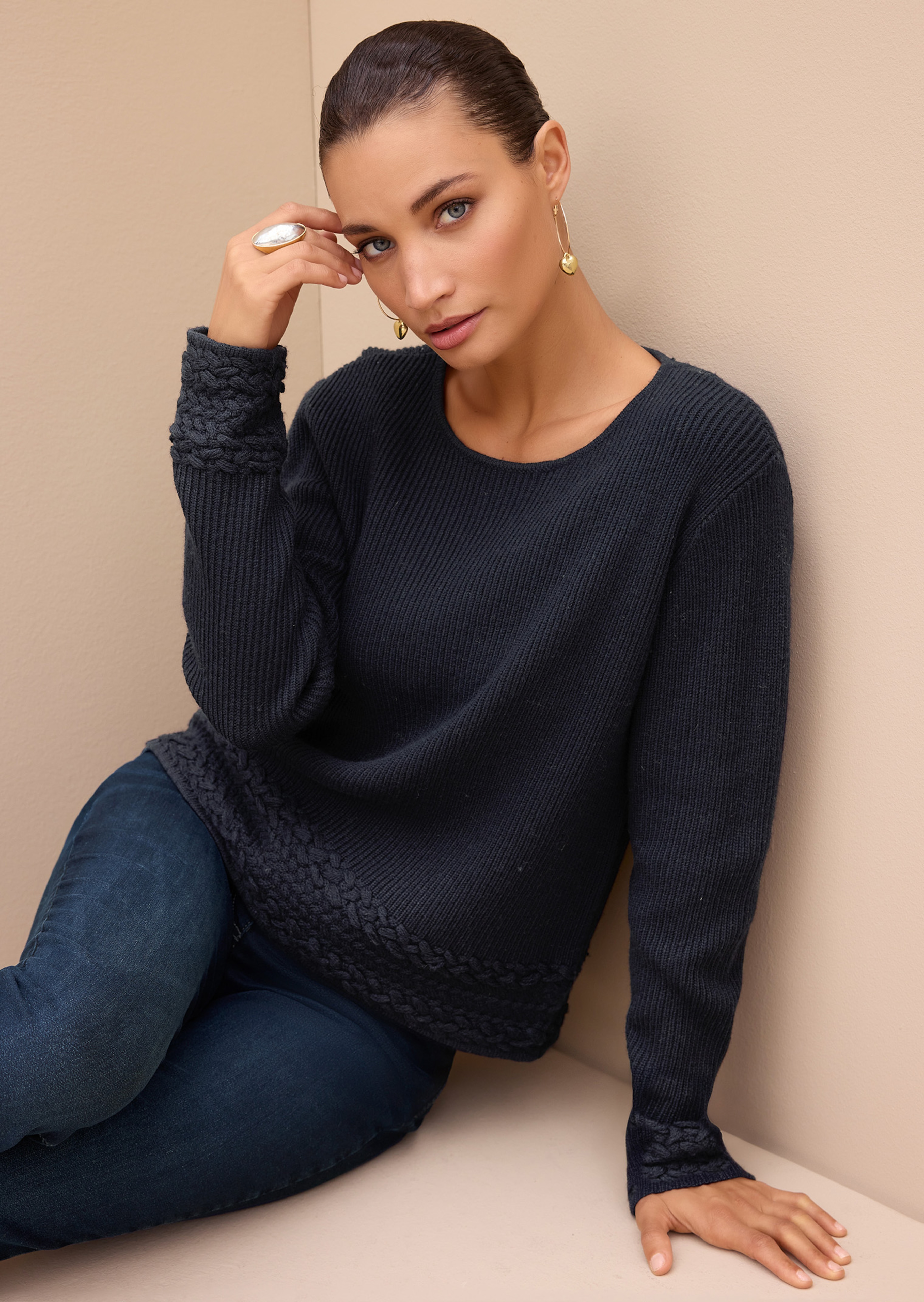 Rippenstrick-Pullover mit Zopfdetails
