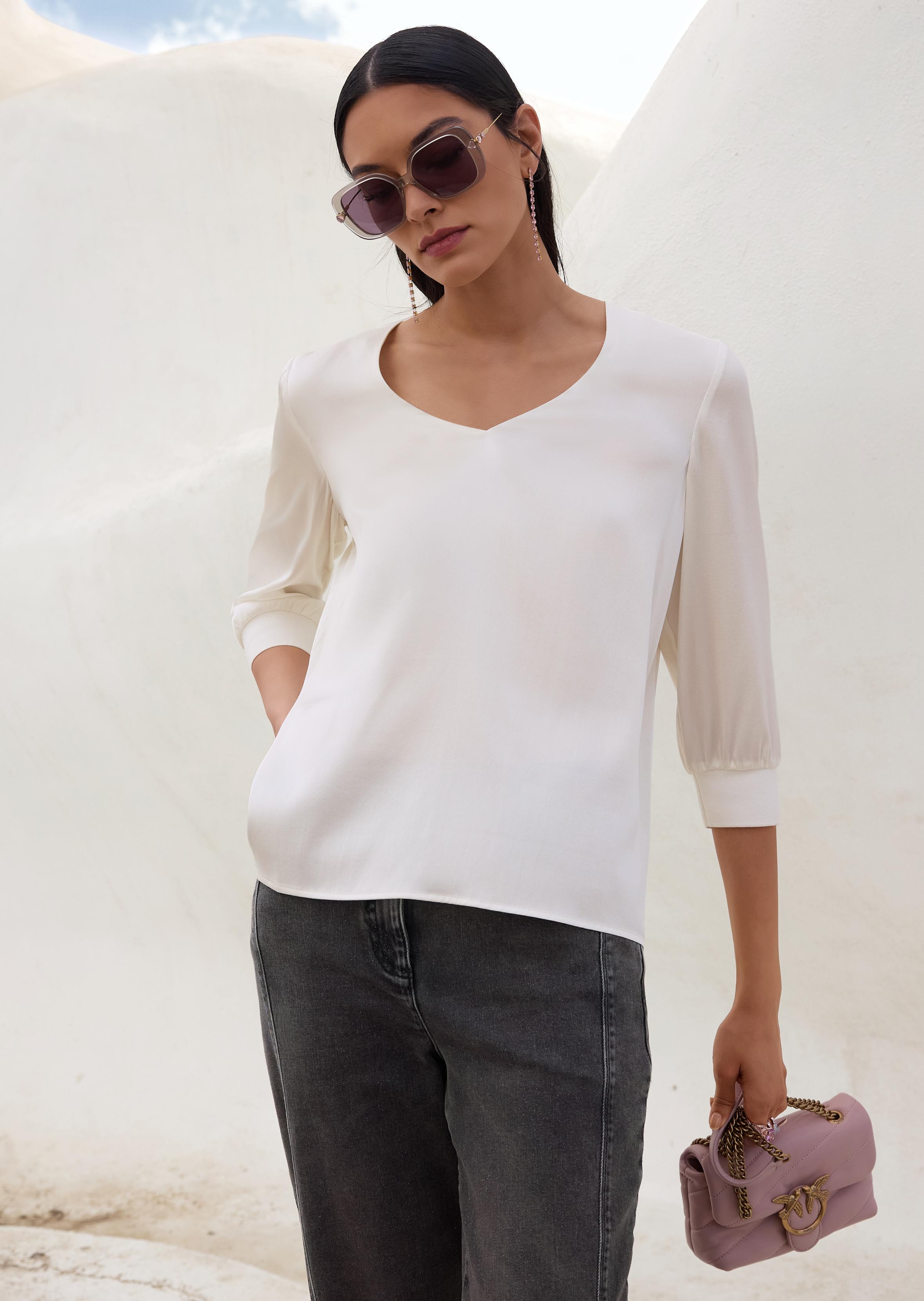 Blusenshirt aus Seidenstretch mit V-Ausschnitt
