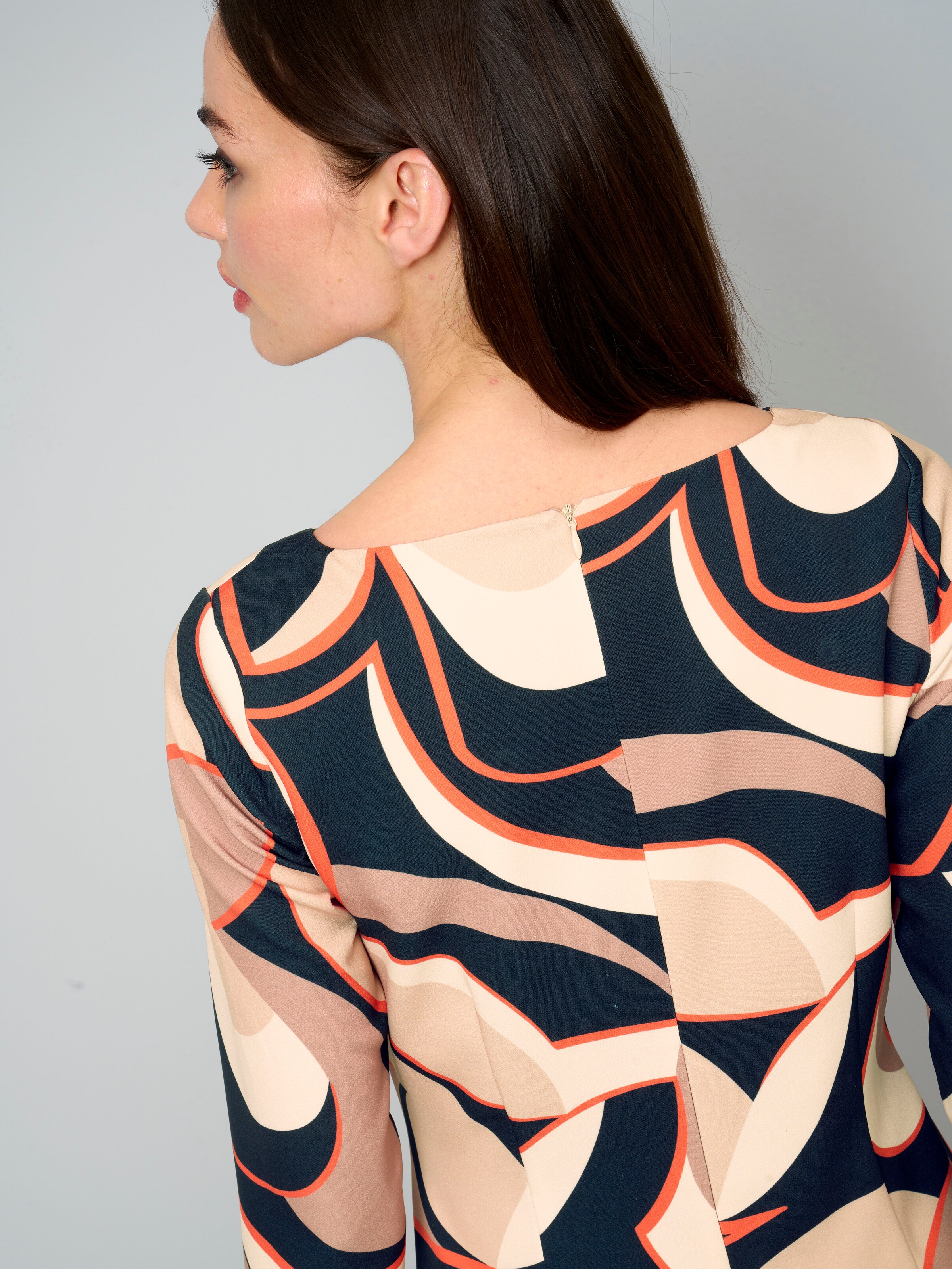 Kleid in grafischem Dessin 6