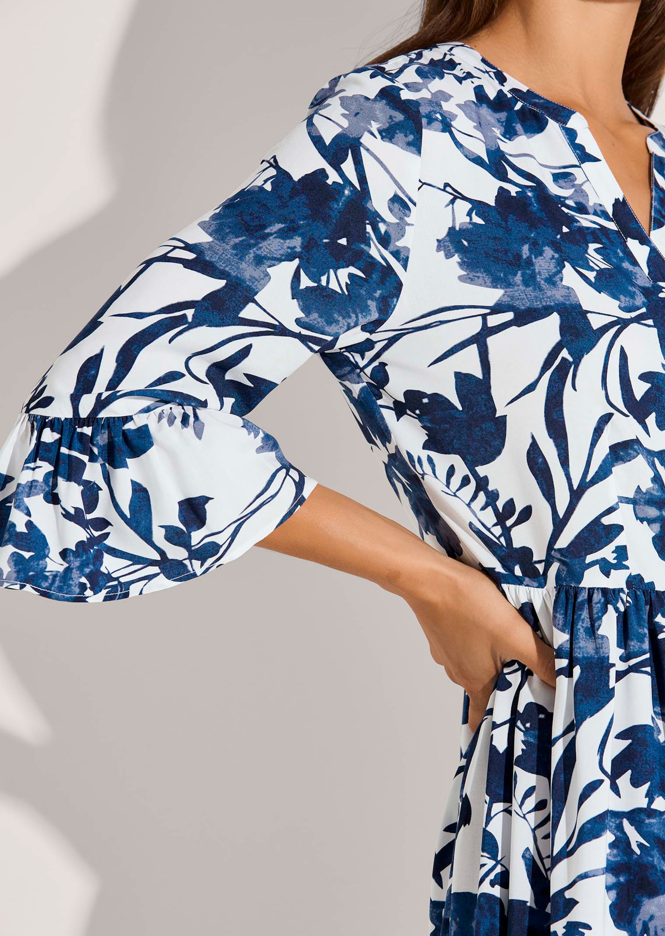 Dress in blue / white | MADELEINE Fashion