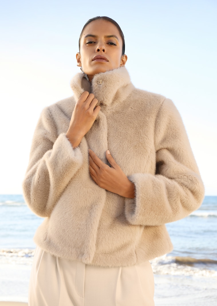 Veste courte en fausse fourrure tendance