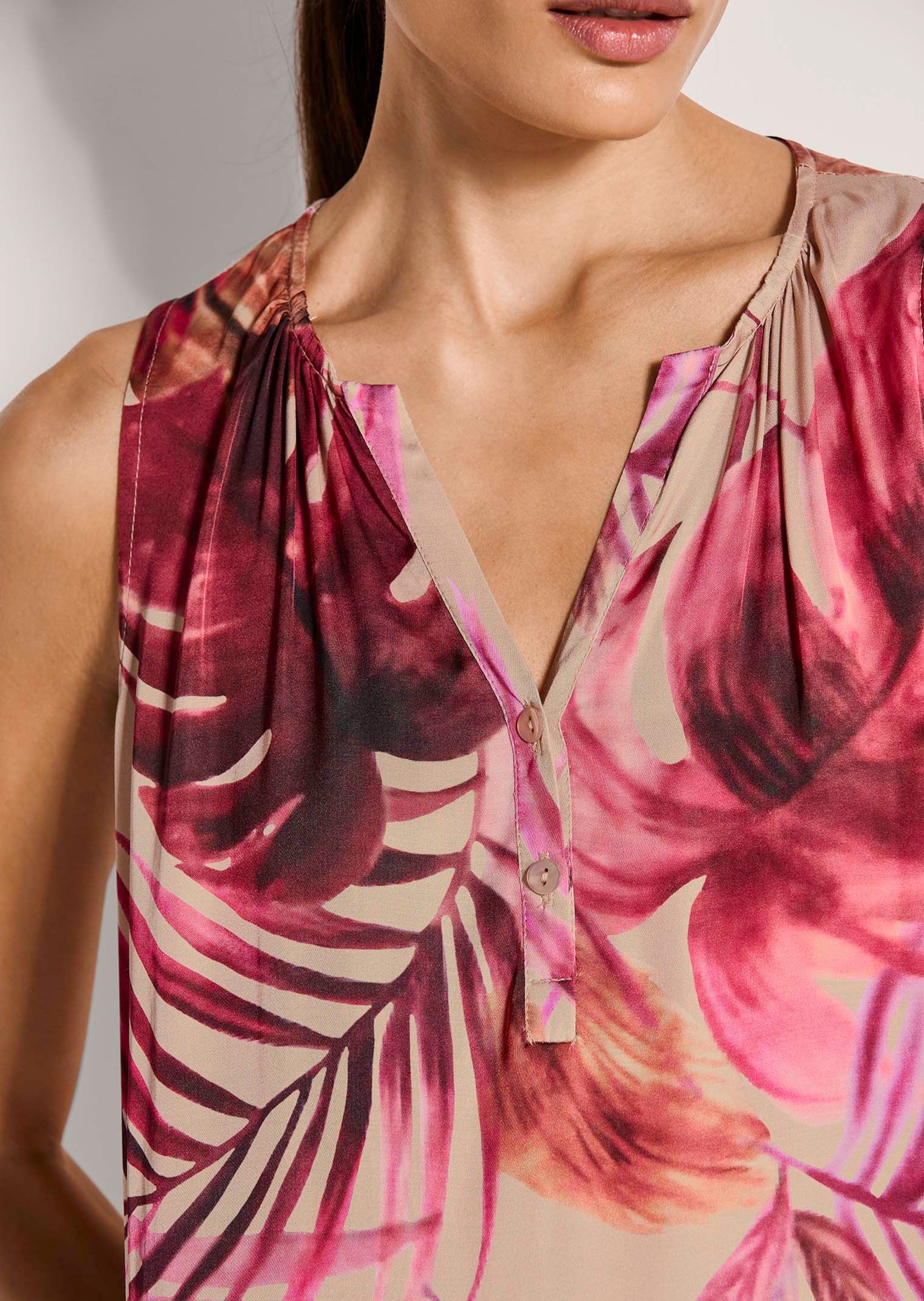 Robe sans manches à fleurs. Col rond et ligne en A., bleu violet | Ulla