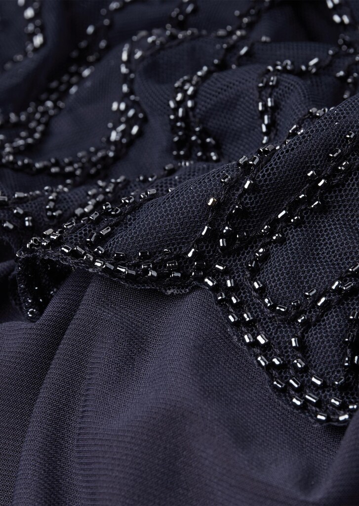 Mit Perlen besetztes Kleid