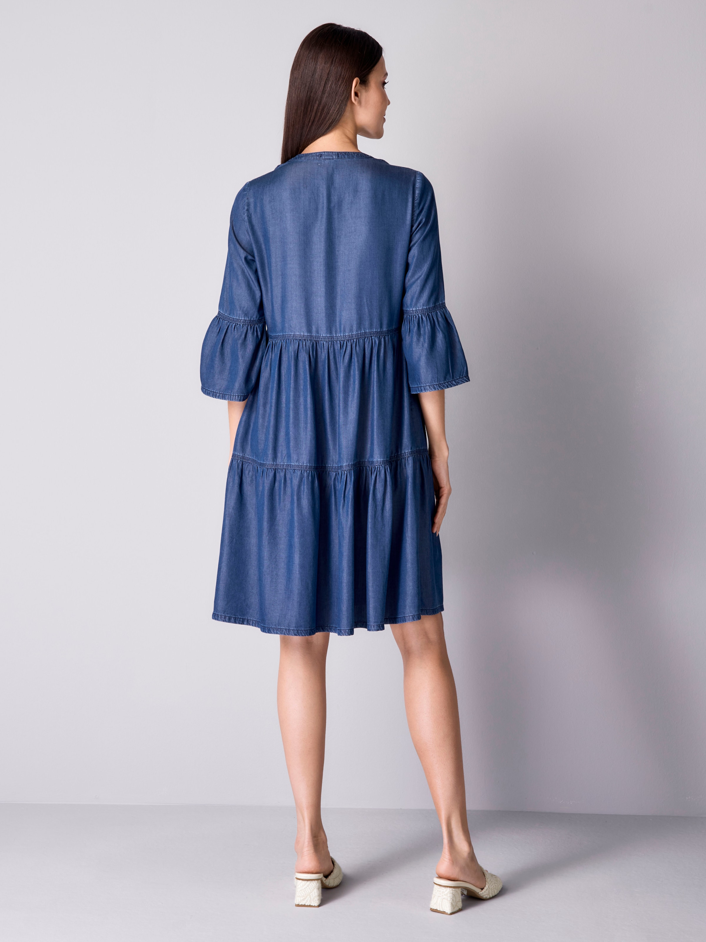 Kleid mit Stufen im Rockteil 1