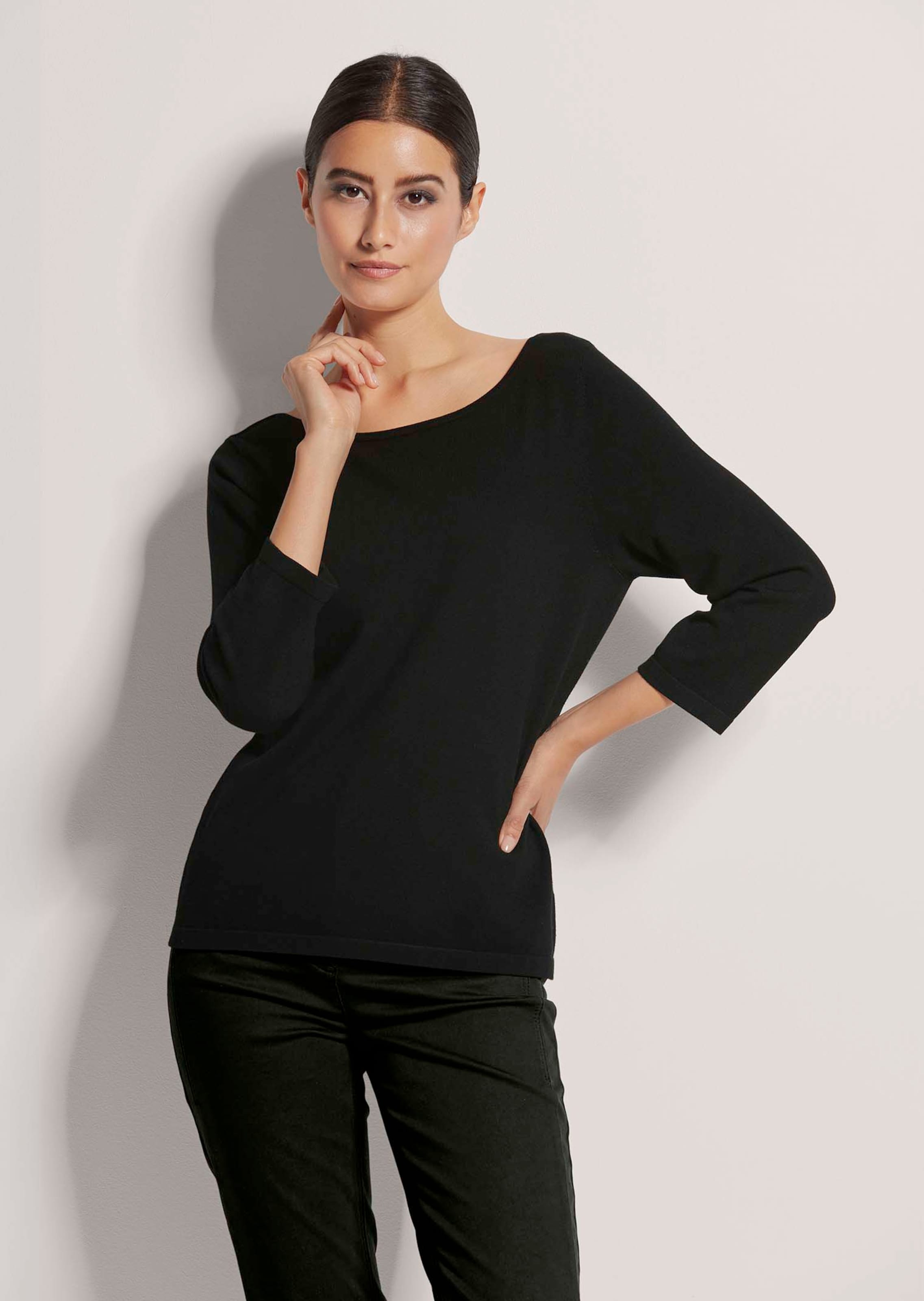 Knitted jumper with boat neckline