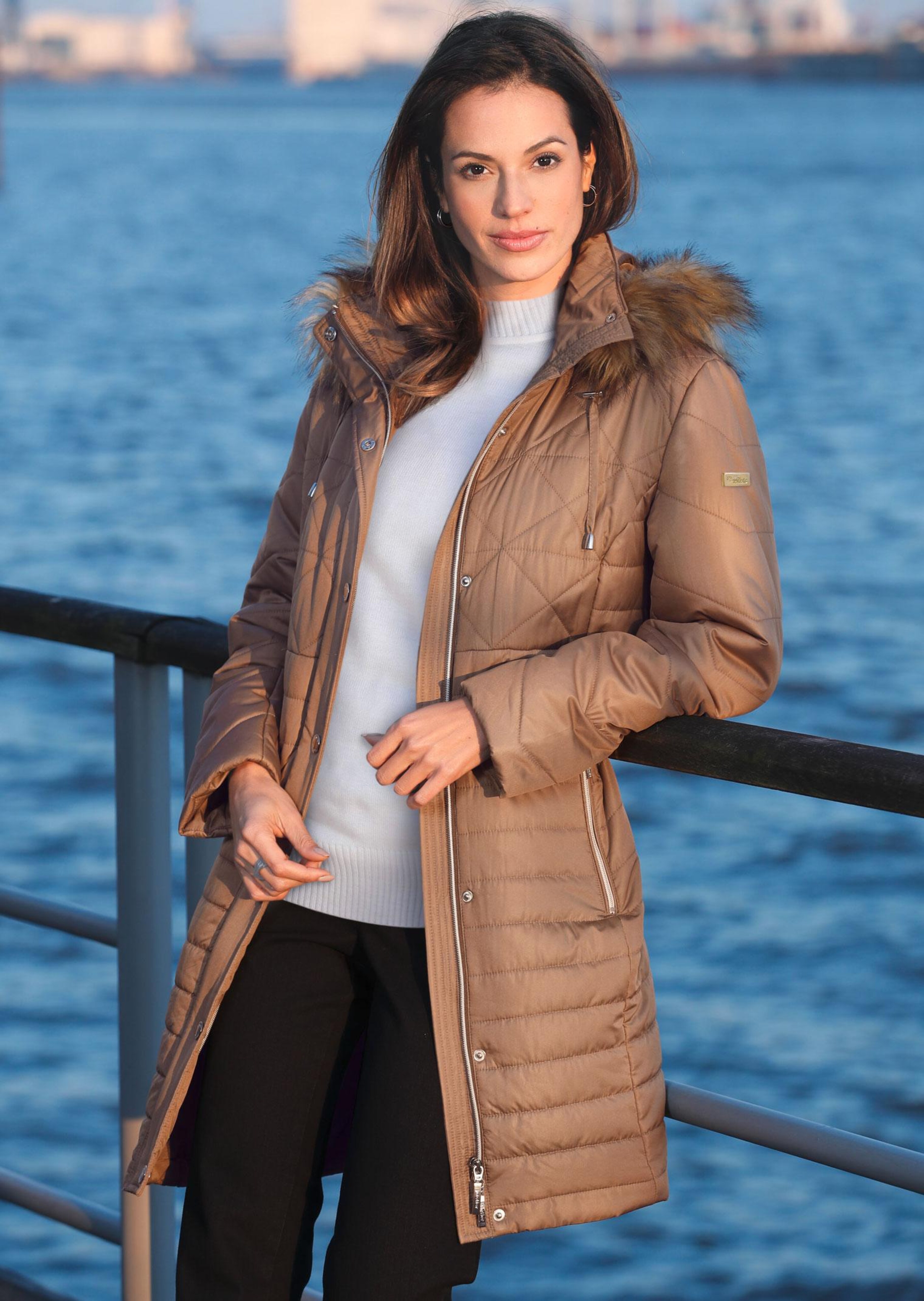 Manteau court à capuche et tissu fourrure
