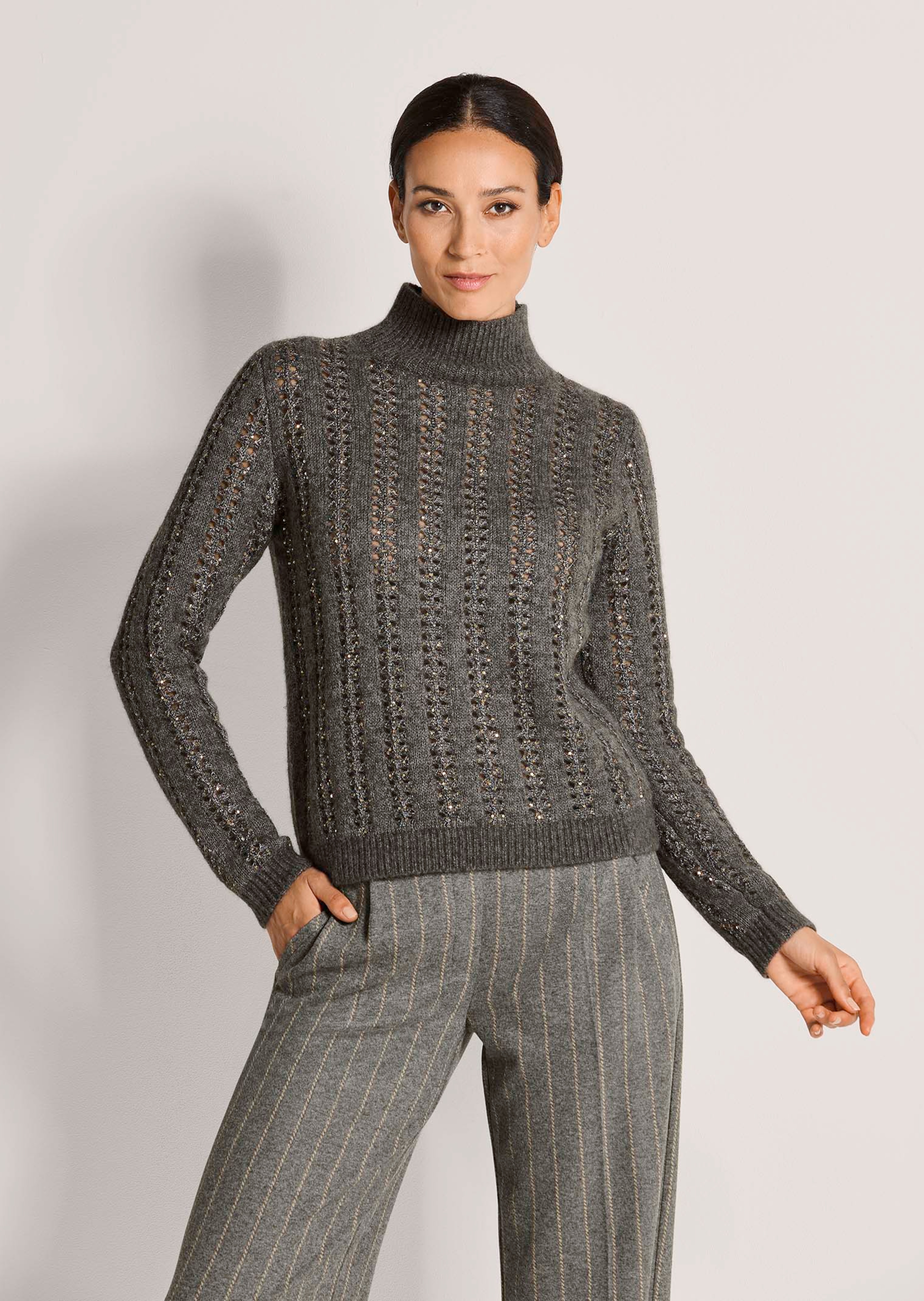 Glänzender Ajour-Pullover