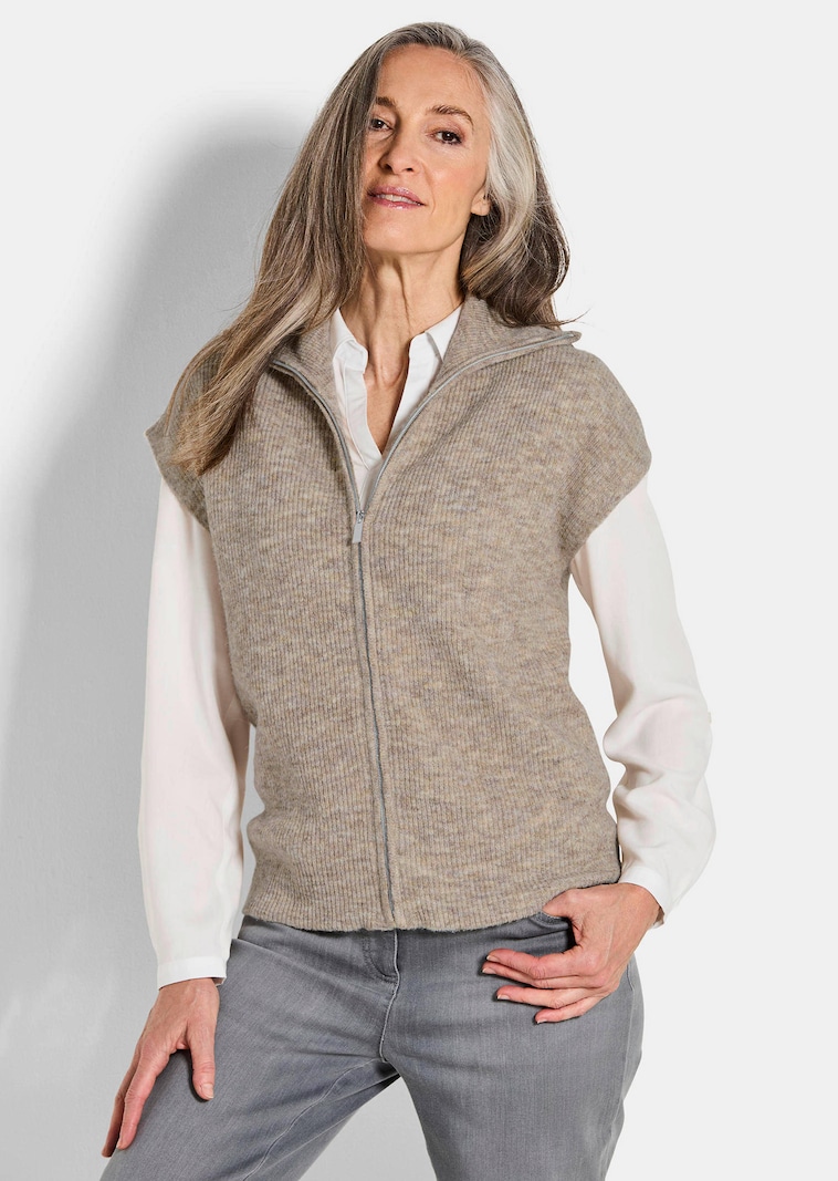 Gilet en tricot avec fermeture zippée.