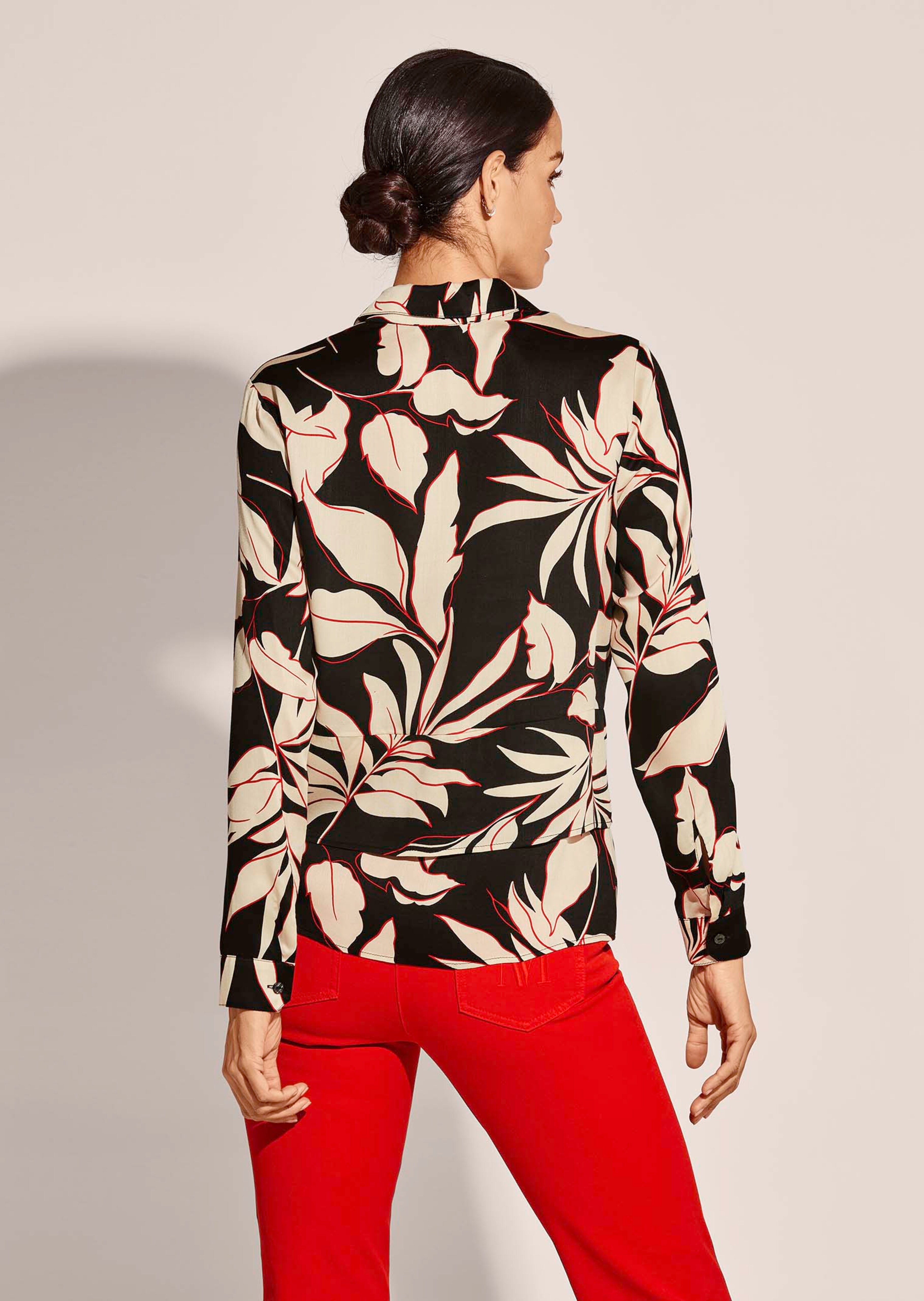 MADELEINE
Bluse aus zarter Viskose mit Blütenprint