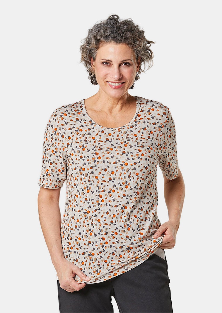 « Un look moderne, des détails bien réalisés, en un mot, un motif graphique parfaitement réalisé, auquel s'ajoute la douceur de la viscose extensible sous la forme d'un T-shirt beau et confortable. »