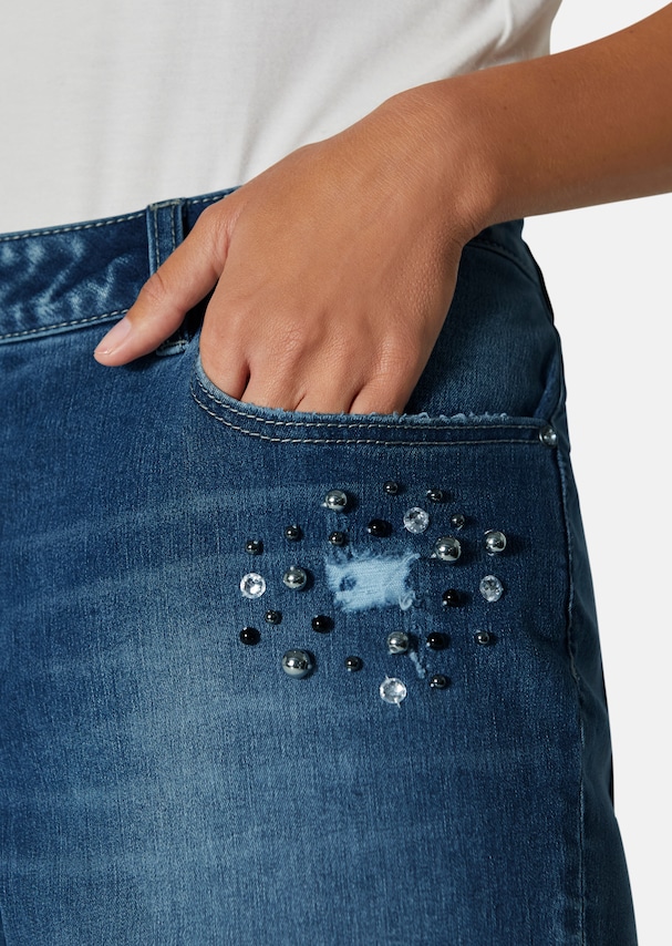 Boyfriend jeans with shiny accents 4