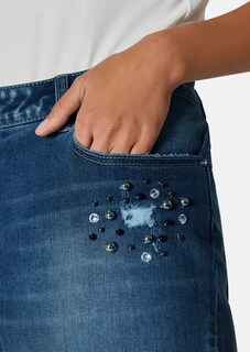 Boyfriend-Jeans mit Glanz-Akzenten thumbnail 5