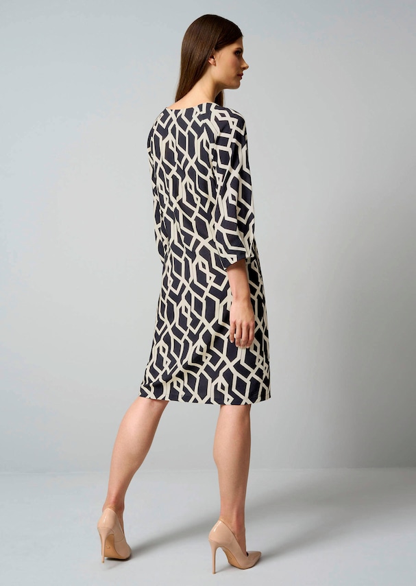 Kleid in grafischem Dessin 2