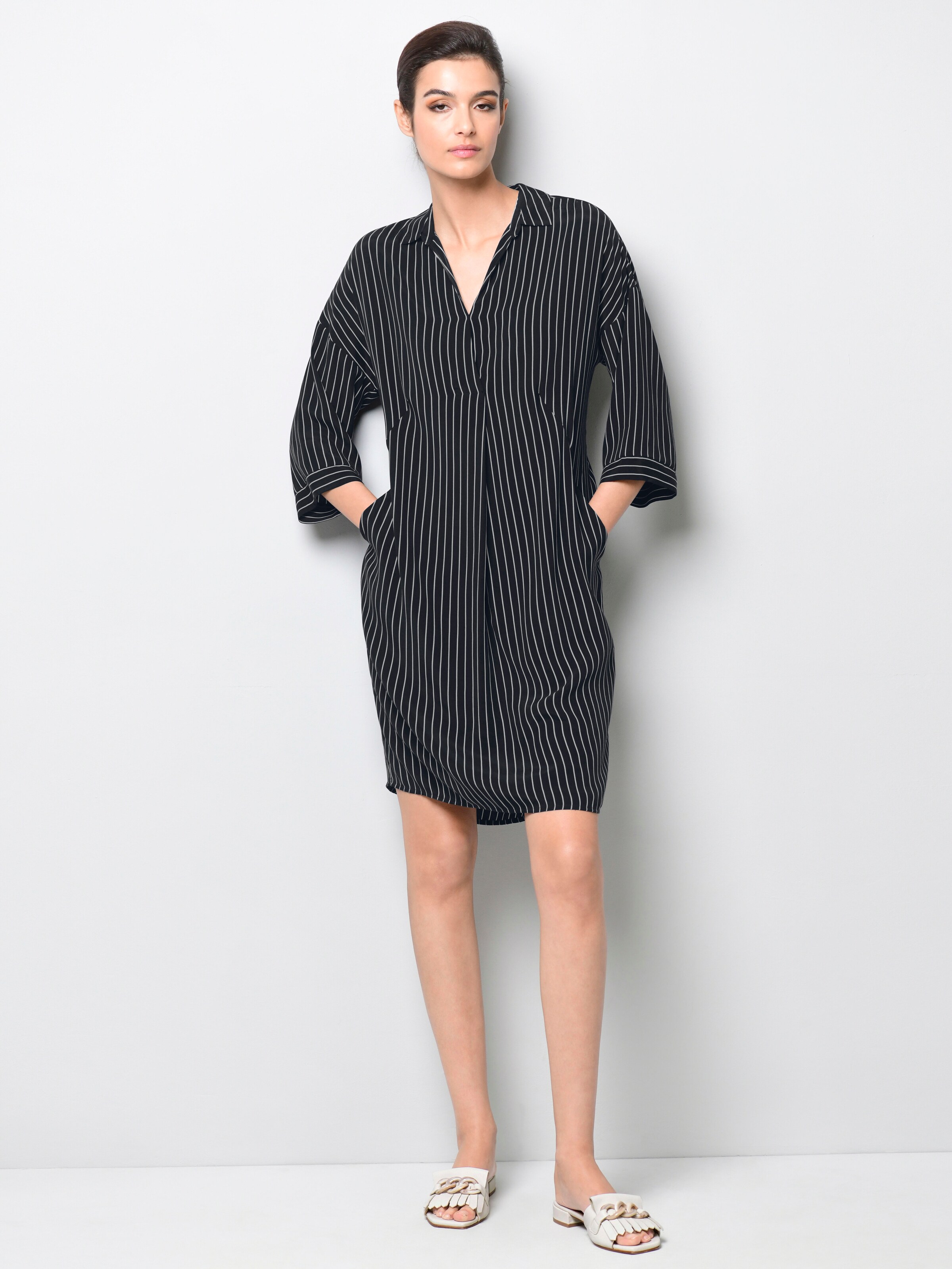 Kleid mit V-Ausschnitt 5