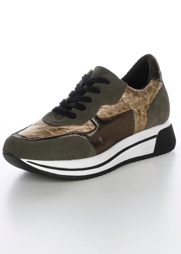 Sneaker mit modernem Materialmix