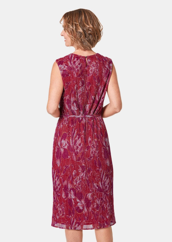 Figur umspielendes Kleid mit feinen Glanzgarnen