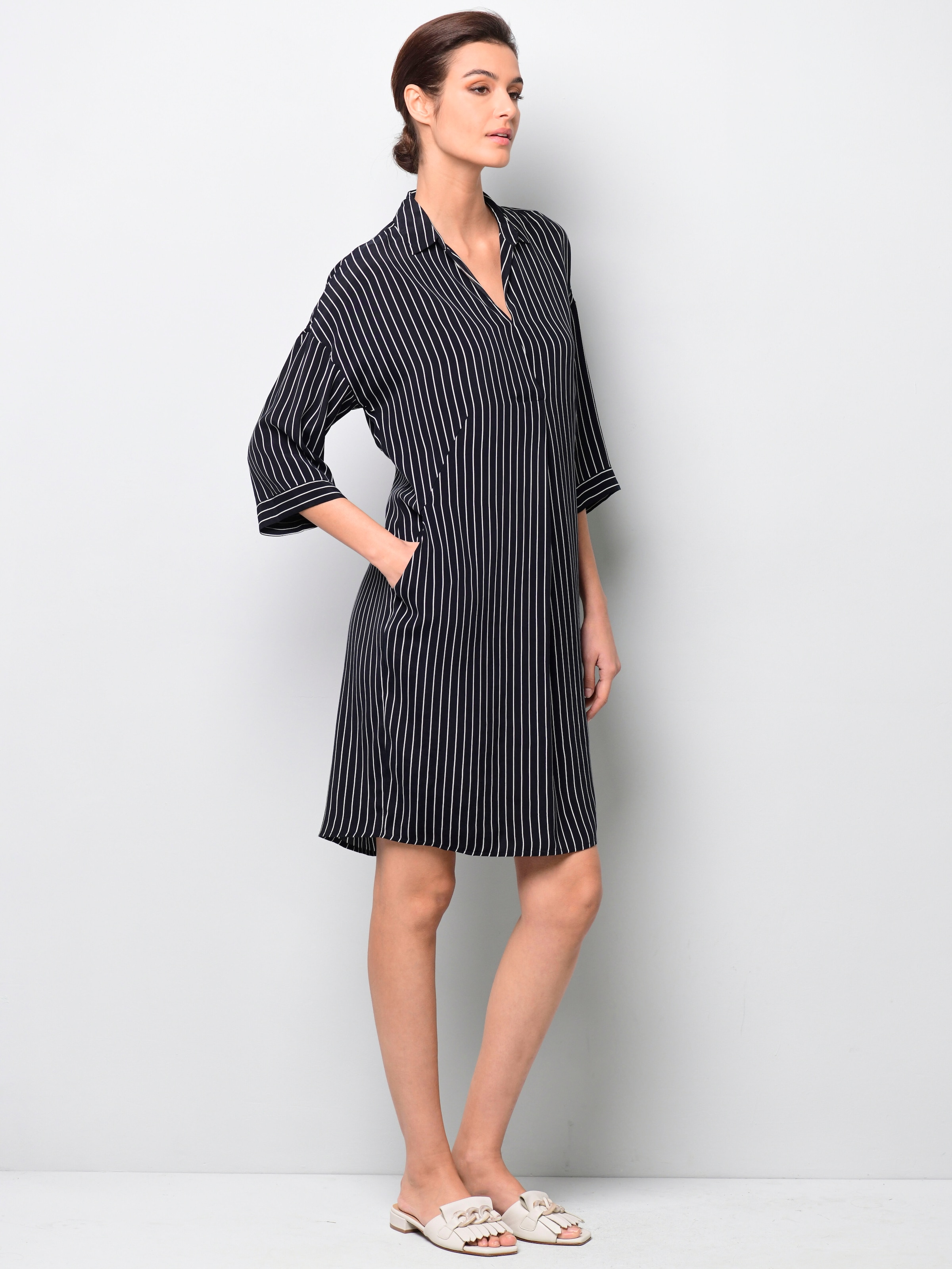 Kleid mit V-Ausschnitt 6