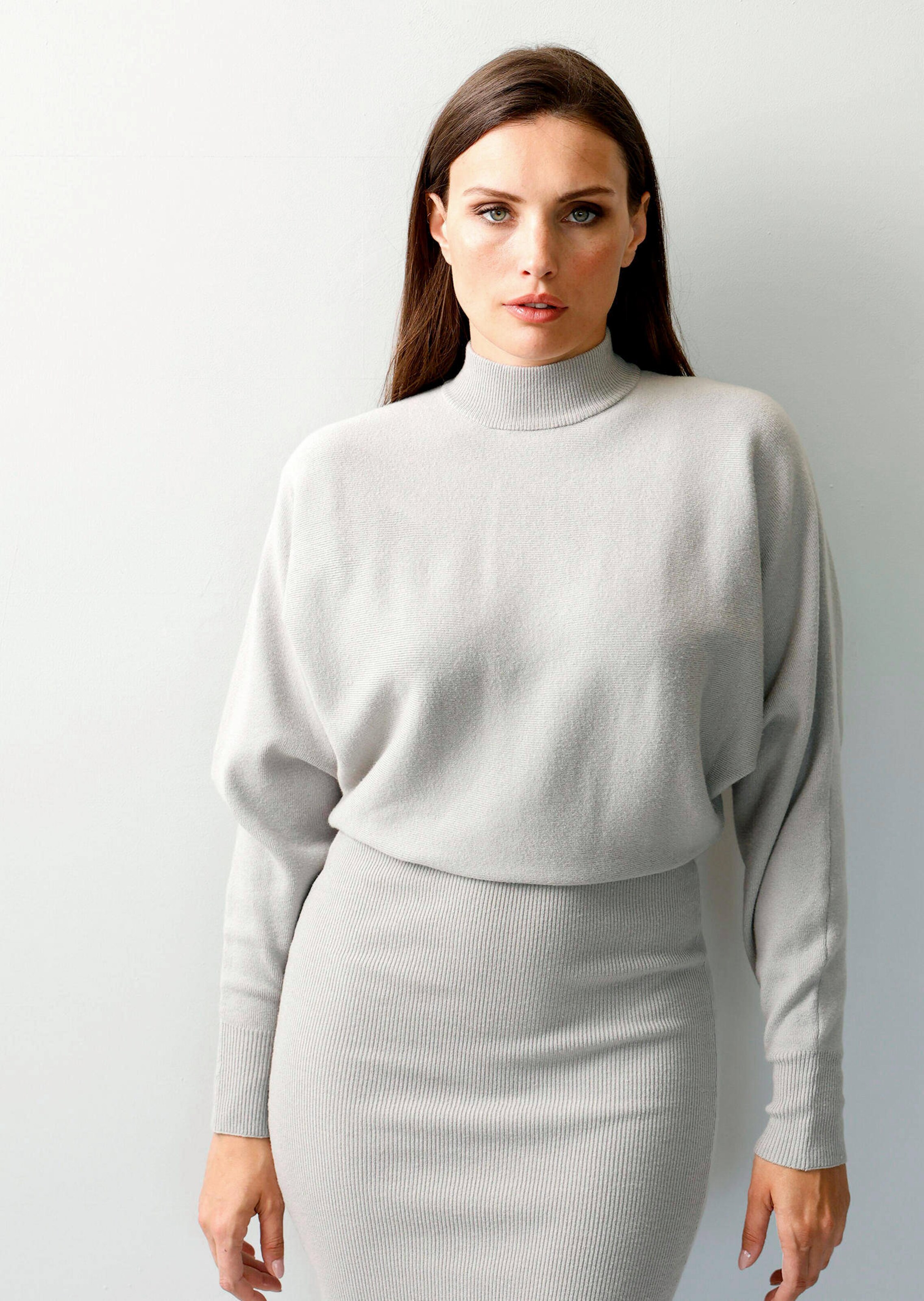 Strickkleid mit weiten Fledermausärmeln