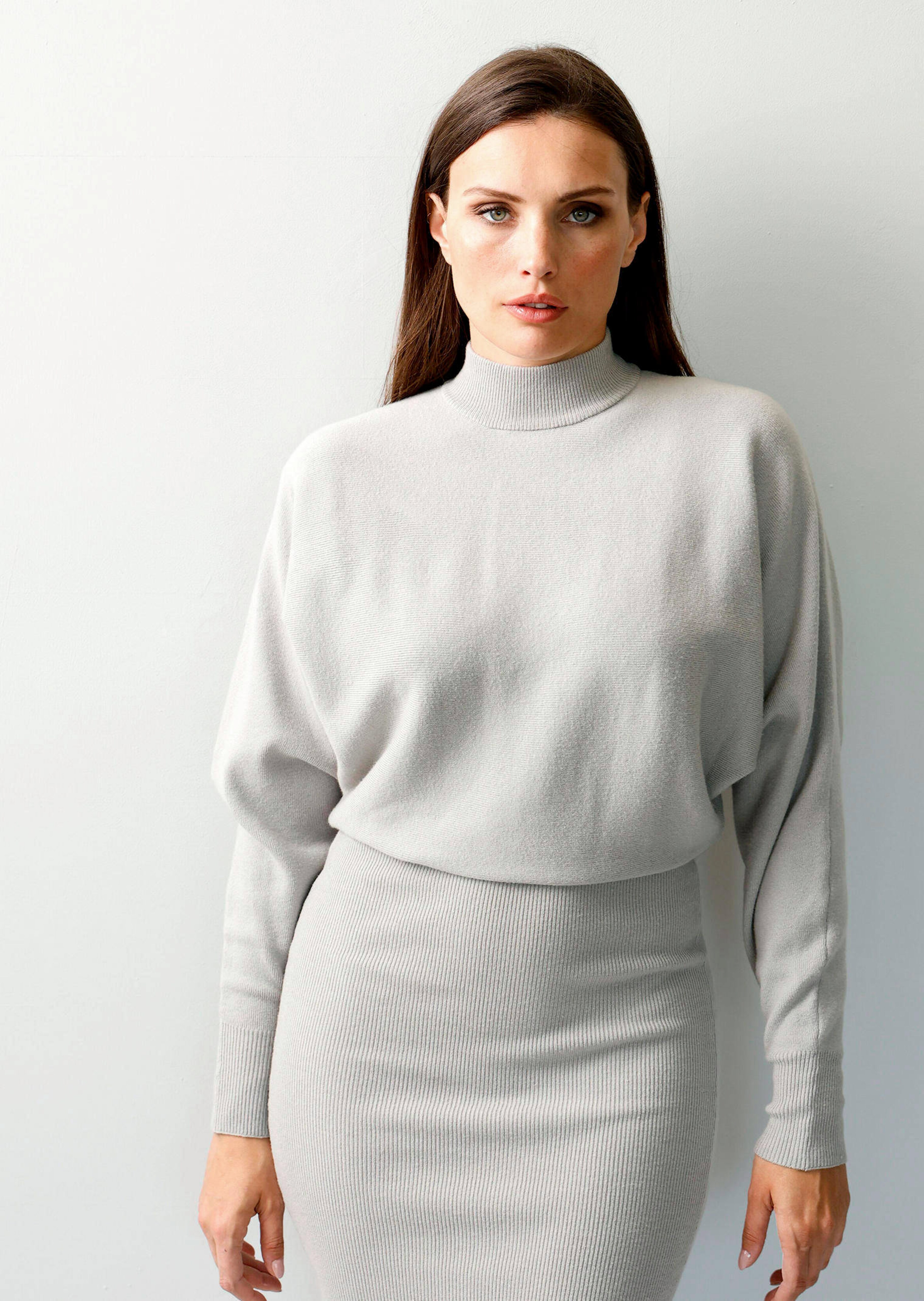Strickkleid mit weiten Fledermausärmeln