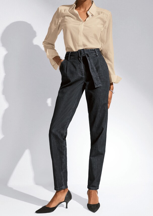 Carrot shape jeans with front pleats