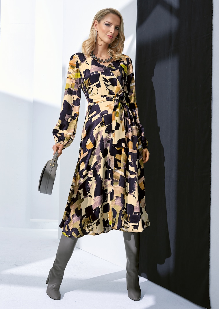 Kleid mit Bindegürtel
