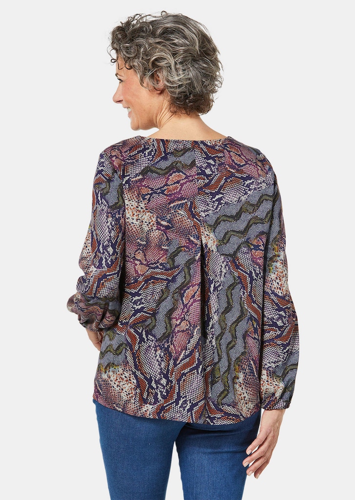 Druckbluse mit raffinierter Ausschnittlösung