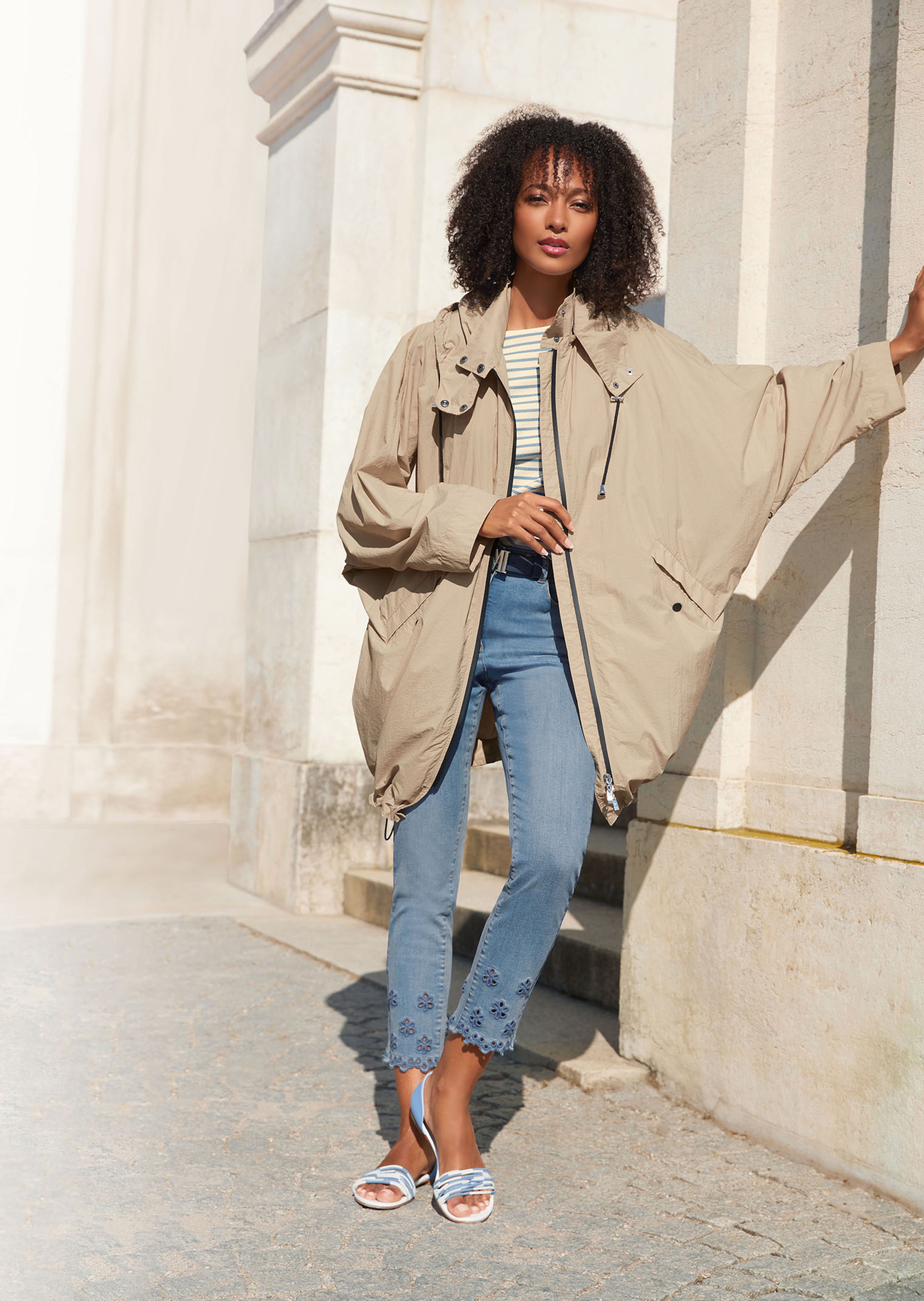 Push-up-Jeans mit Lochstickerei am Saum