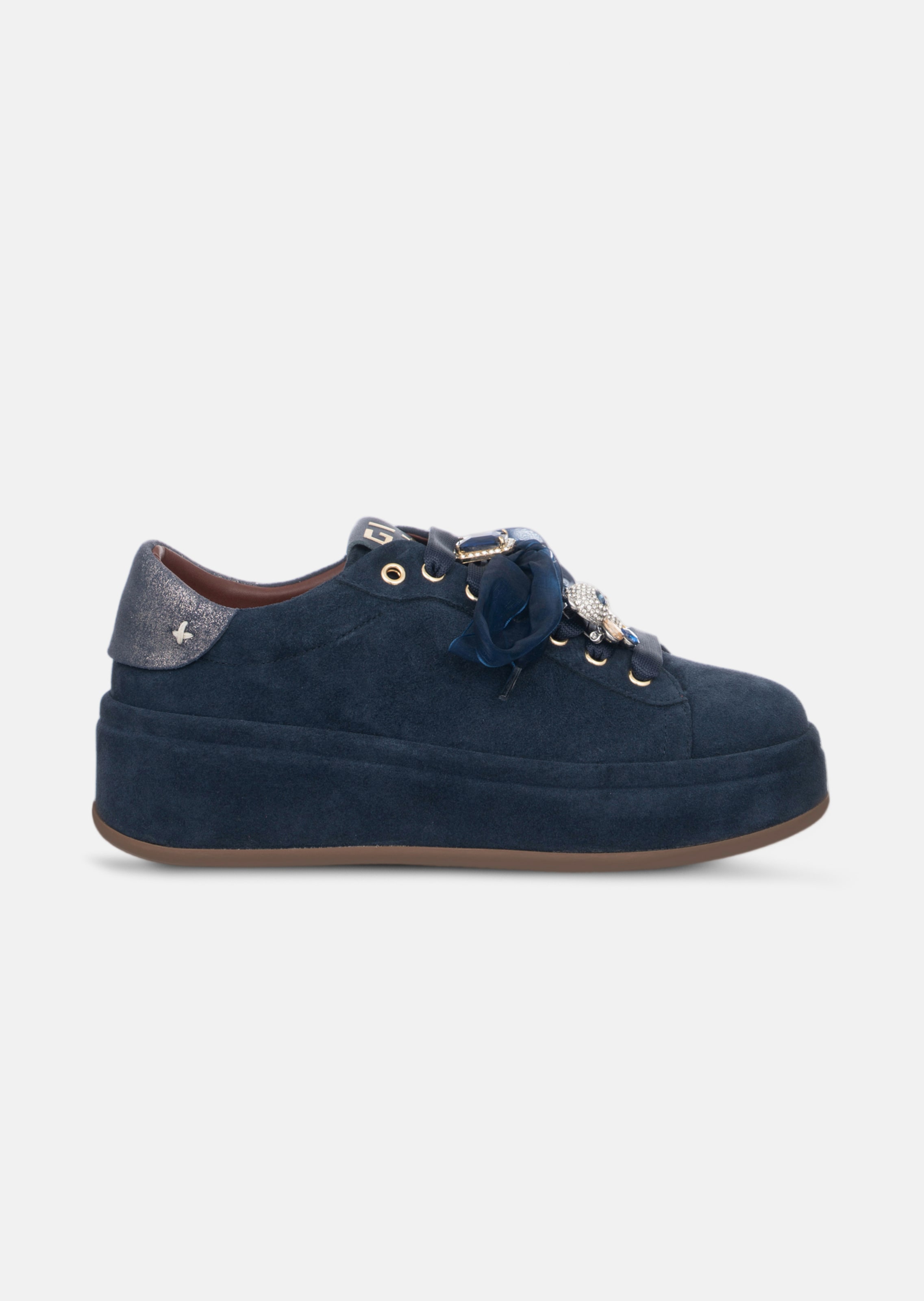 Sneaker aus Veloursleder mit Tüllschleife