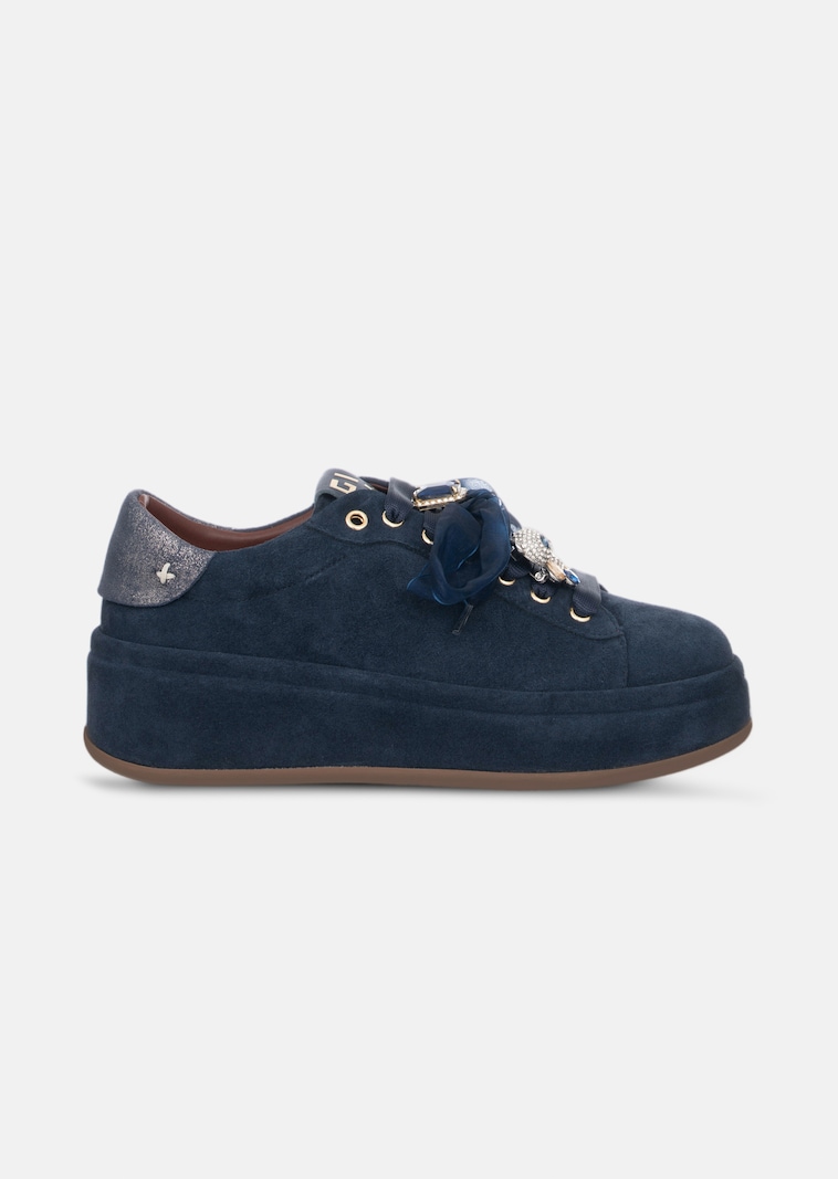 Sneakers en daim avec un nœud en tulle
